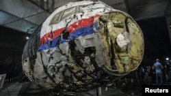 Реконструкция фюзеляжа разбившегося самолета в ходе расследования. Снимок сделан в Нидерландах в конце 2015 г. 
