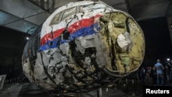 Rikonstruktimi i aeroplanit të fluturimit MH17 nga pjesët e gjetura pas rrëzimit të tij