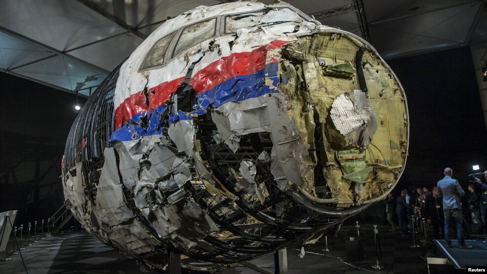 Rikonstruktimi i aeroplanit të fluturimit MH17 nga pjesët e gjetura pas rrëzimit të tij