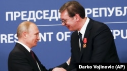 Ruski predsednik Vladimir Putin rukuje se sa predsednikom Srbije Aleksandrom Vučićem nakon odlikovanja Ordenom Aleksandra Nevskog u Beogradu, Srbija, 17. januara 2019.