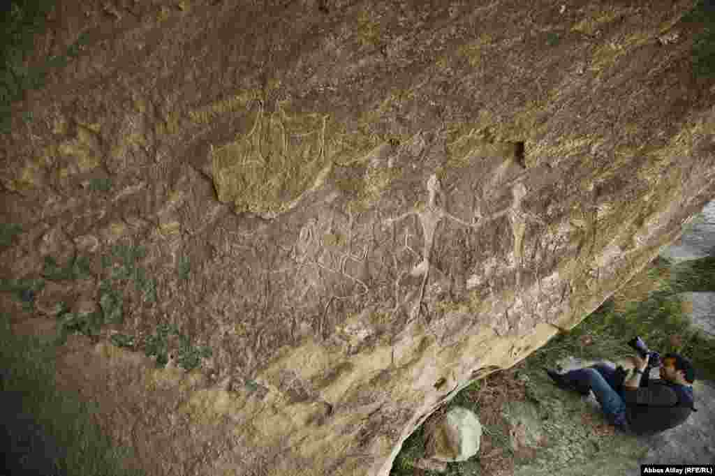 Qobustan qayaüstü rəsmlərinin mövcudluğu 1939-cu ildə məlum olduqdan sonra ilk dəfə görkəmli Azərbaycan arxeoloqu İshaq Cəfərzadə tərəfindən onların tədqiqatına başlanılmışdır. O, elə bu ildə Cingirdağ və Yazılıtəpədə, 1940-cı ildə isə Böyükdaş, Kiçikdaş ərazisində qayaüstü rəsmlərin tədqiqatını aparmışdır.