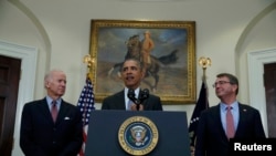 باراک اوباما (نفر وسط) همراه با جو بایدن (چپ) معاون رییس جمهوری و اشتون کارتر، وزیر دفاع آمریکا