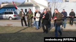 З кветкамі да месца, дзе стаяў радавы дом Палуты Бадуновай