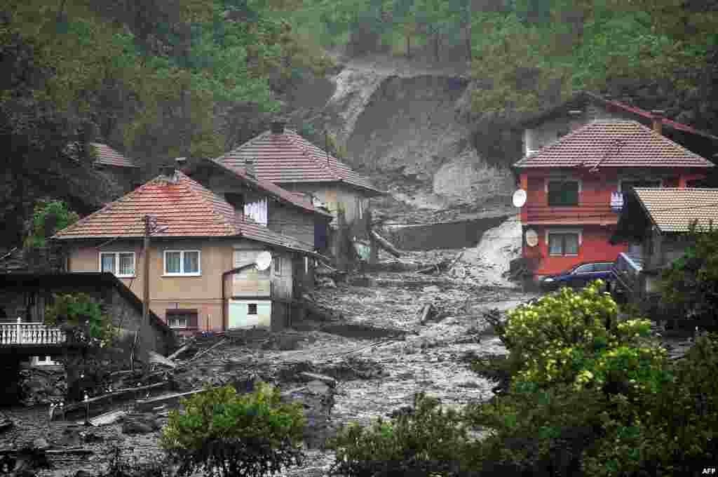 A landslide and floodwaters around houses in the village of Topcic Polje, near the central town of Zenica, Bosnia-Herzegovina, on May 15. Severe flooding in Serbia and Bosnia has forced schools to close and hundreds of people to evacuate their homes and left thousands more without power. (AFP/Elvis Barukcic)