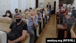 Торговцы рынков и арендаторы магазинов в торговых домах во время собрания в акимате Уральска. 22 июля 2020 года.