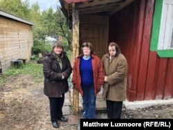 Єлизавета Михайлова з доньками біля свого буднику у Володимирській області