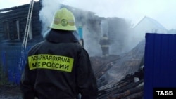 Zjarrfikësit në shtëpinë e përfshirë nga zjarri në Bashkortostan të Rusisë