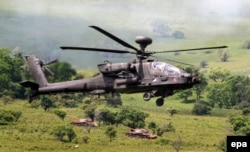 Un elicopter de asalt american Apache, în timpul exercițiului militar NATO, Noble Jump 2017, desfășurat la poligonul din Cincu, aflat la 260 de kilometri nord de București, România, 14 iunie 2017. Aproximativ 4.000 de militari din nouă țări NATO au luat parte la exercițiul militar de atunci.