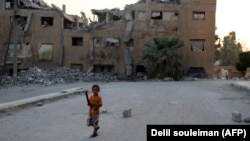 Ребенок на развалинах Ракки.