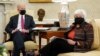 جو بایدن و وزیر خزانه‌داری‌اش جنت یلن در اواخر ژانویه ۲۰۲۱ در کاخ سفید