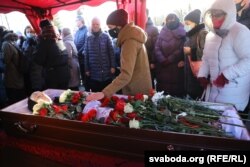 After Bandarenka's body was brought out of the church and taken by car to the Northern Cemetery of Minsk, thousands of people followed on foot to the burial site.
