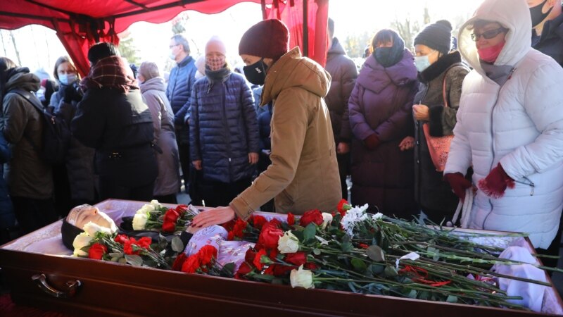 Hiljade Belorusa na sahrani opozicionara preminulog nakon hapšenja 