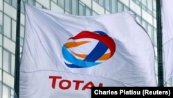 Logo naftne kompanije Total u Parizu