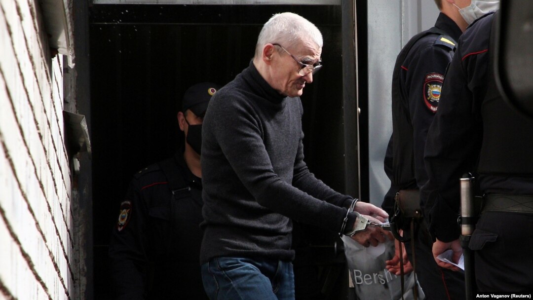 Таърихшинос Юрий Дмитриевро баъди анҷоми мурофиа аз толори додгоҳ берун меоранд 