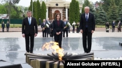 Președinta Maia Sandu, ținând un minut de reculegere la Memorialul Eternitate, alături de spicherul Igor Grosu și premierul Alexandru Munteanu