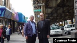 Александр Грант (справа) с осужденным убийцей Монею Эльсоном на Брайтон-Бич в 2003 году