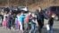 Copii de la șocala primară Sandy Hook din Newtown, Connecticut, evacuați de forșele de ordine.