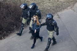 Задержание участницы митинга против Александра Лукашенко в Минске. Март 2021 года