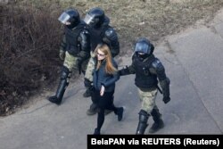 Задержание участницы митинга против Александра Лукашенко в Минске. Март 2021 года