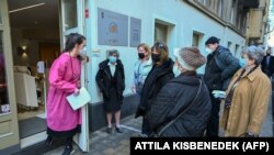 Várakozás első oltásra egy budapesti oltási központban 2021 februárjában
