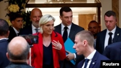 Liderul francez de extremă dreapta Marine Le Pen și Jordan Bardella, președintele partidului francez de extremă dreapta RN, la o conferință de presă. Paris, Franța, 24 iunie 2024.