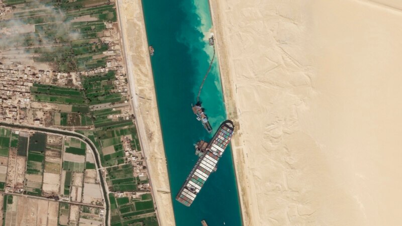 Canalul de Suez pe punctul de a fi deblocat