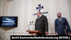 Голова київського управління СБУ Олег Валендюк (ліворуч) і заступник начальника Головного управління розвідки Міноборони України Павло Яцюк під час брифінгу щодо Тимофія Нагорного, який, за інформацією спецслужб, є агентом ФСБ Росії. Київ, 22 жовтня 2018 року