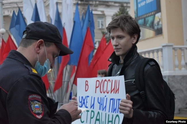 Алексей Шварц на пикете после отравления Навального