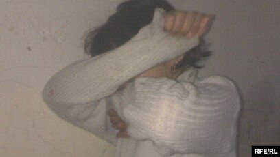 Ол мені секс үшін үйіне шақырды. Аяғымды сүй, құлын.