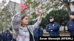 Deo učesnika protesta je šake ofabao crvenom farbom navodeći da simbolično poručuju vlastima da su im "ruke krvave".