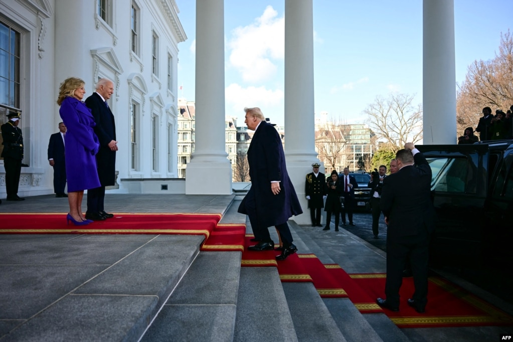 Presidenti i SHBA-së, Joe Biden dhe zonja e parë, Jill Biden, presin presidentin e zgjedhur Donald Trump dhe zonjën e tij, Melania, ndërsa ai mbërrin në Shtëpinë e Bardhë në Uashington, DC, më 20 janar 2025, para se të nisen për në Kapitol, ku Trump do të betohet si presidenti i 47-të i SHBA-së