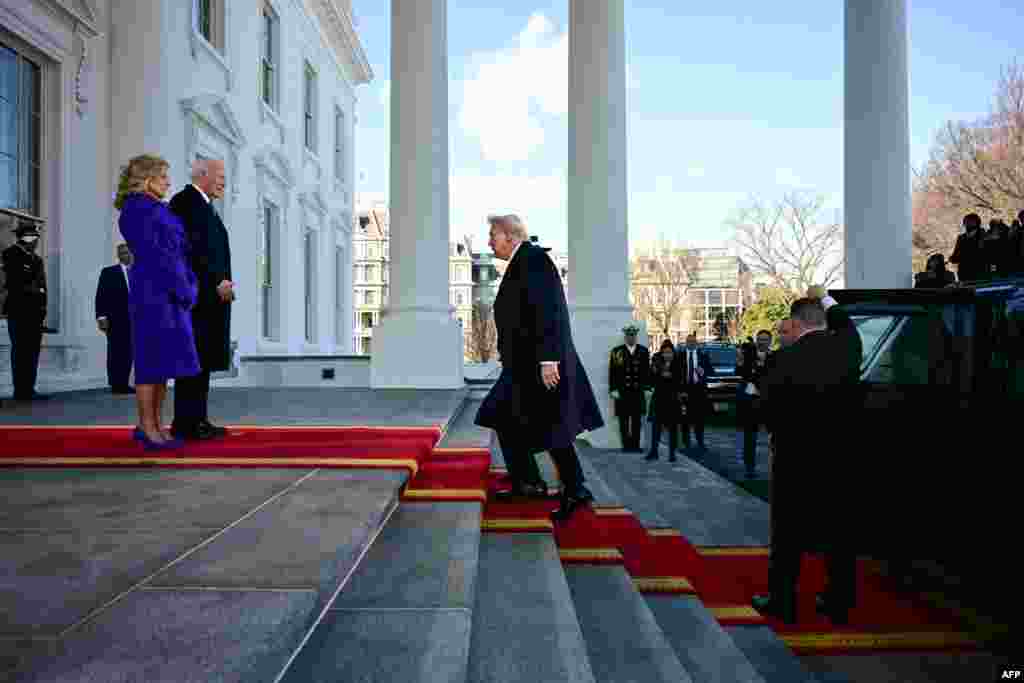 Američki predsednik Džo Bajden i prva dama Džil Bajden dočekuju novoizabranog predsednika Donalda Trampa i njegovu suprugu Melaniju, pre nego što će otići u Kapitol, gde je Tramp položio zakletvu.