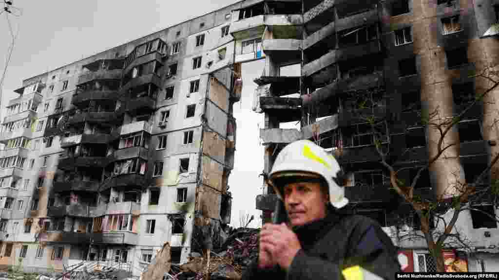 Руїни всіх девʼяти розтрощених будинків Бородянки розібрали до другої половини квітня 2022 року. ДСНС повідомила, що з-під завалів дістали тіла 41 загиблого. Квітень 2022 року / Праворуч – квітень 2025 року