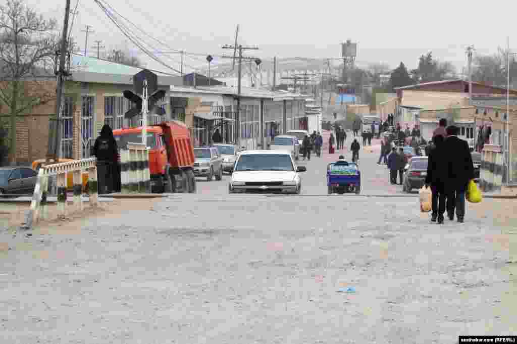 Şäheriň merkezinden geçýän demirýol liniýasy