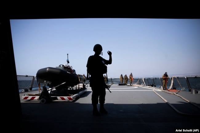 ملوانان نیروی دریایی اسرائیل بر عرشه یکی از ناوهای اسرائیلی در دریای مدیترانه