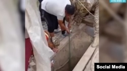 Лаҳзаи наҷоти марде, ки ба чоҳ афтида буд