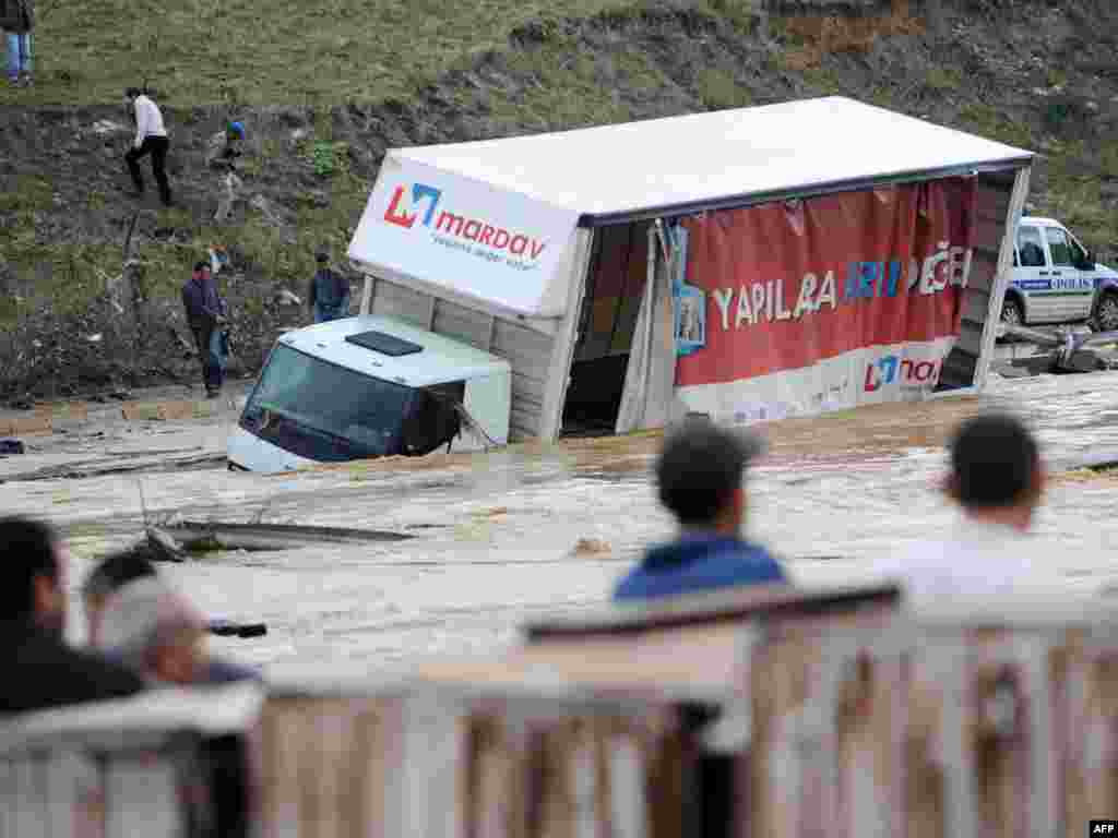 По меньшей мере 14 человек погибли в результате наводнений, вызванных сильными проливными дождями на северо-западе Турции