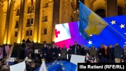 O delegație cu membri din țări UE se adresează unei mulțimi de protestatari la Tbilisi pe 11 noiembrie.