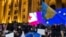 O delegație cu membri din țări UE se adresează unei mulțimi de protestatari la Tbilisi pe 11 noiembrie.
