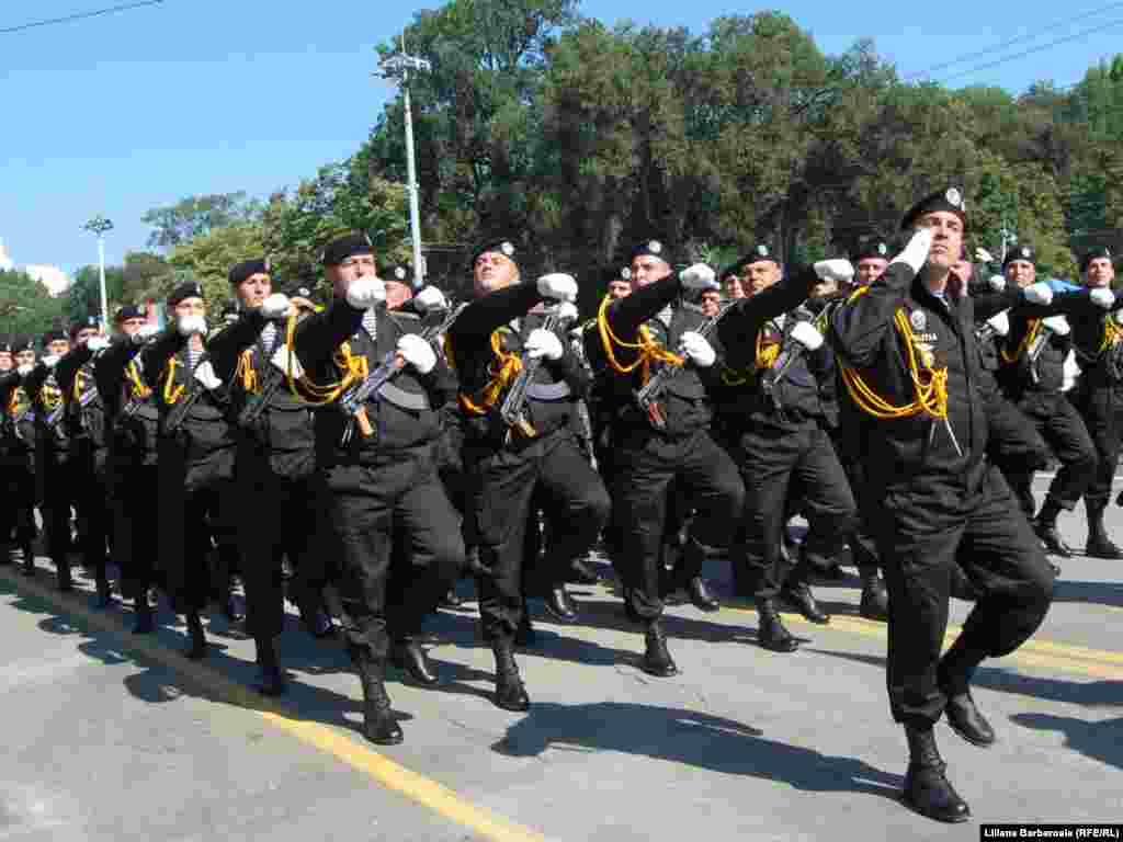 ...urmate de brigata de politie cu destinatie speciala Fulger