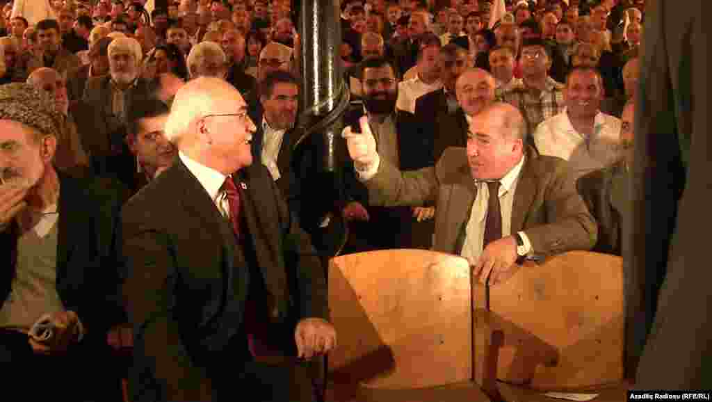 Musavat partiyasının başqanı İsa Qəmbər və Xalq PArtiyasının rəhbəri Pənah Hüseyn AXCP-nin qurultayında