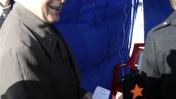 У Луганську кандидат-регіонал купує виборців подарунками зі свого магазину