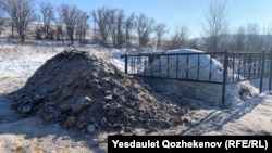 Нұрғанат Ғайыпбаев пен Шерзат Полаттың (оң жақтағы) қабірі. Алматы облысы Еңбекшіқазақ ауданы Азат ауылындағы мұсылман зираты. 11 желтоқсан, 2024 жыл.