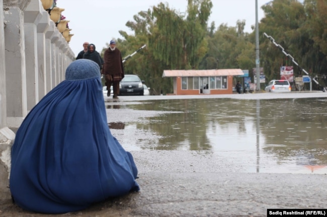 Женщина на улице. Кандагар, Афганистан