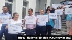 Funcționari publici din România, în timpul unui protest de pe 20 iunie 2025.