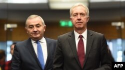 Ambasadorul american Hans Klemm împreună cu ministrul de externe român Lazăr Comănescu 