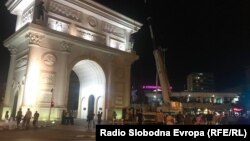 Работници поставуваат бројчаник на Порта Македонија во Скопје