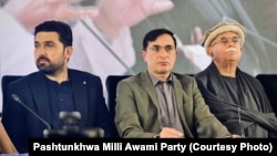 د تحريک تحفظ ايين پاکستان مشر، محمود خان اڅکزی، د تحريک انصاف مشر ګوهر خان او د خیبرپښتونخوا وزيراعلی سهيل افرېدی