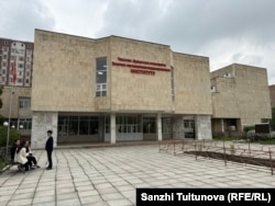 Бишкектеги Таштан Эрматов атындагы музыкалык-педагогикалык институттун имараты.