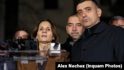Anca Alexandrescu, independenta susținută de AUR, vorbind alături de George Simion, liderul formațiunii de extremă dreapta, la sediul acestui partid, după alegerile din 7 decembrie